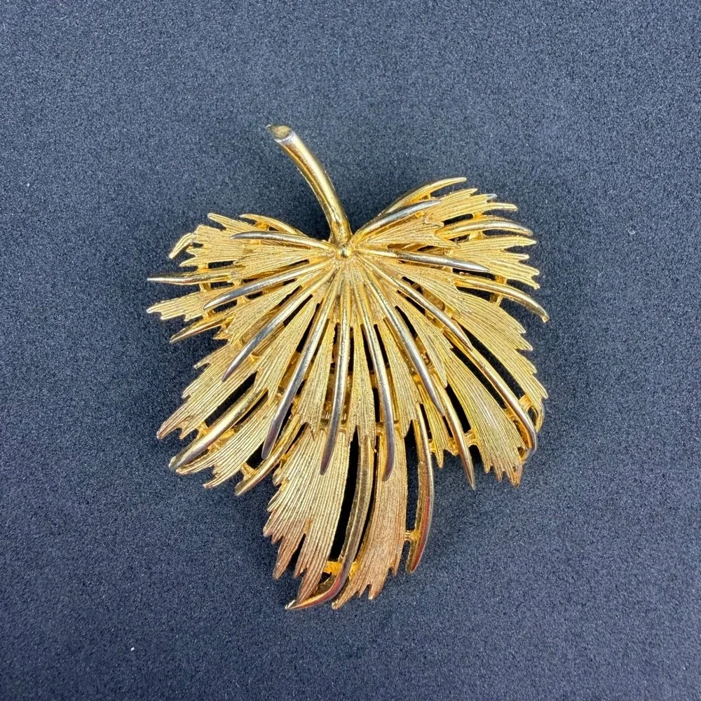 Vintage Gold Tone Textured Maple Leaf Brooch Pin Openwork Nature Fall 2